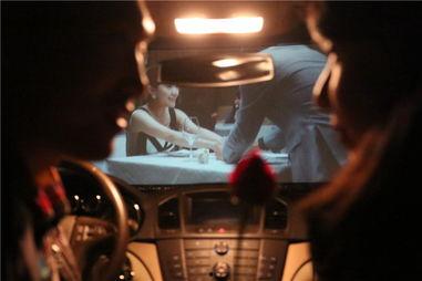 情侣在电影院里开车,情侣电影院里的激情瞬间